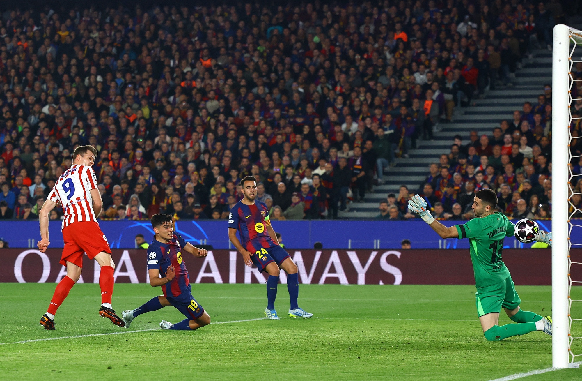 أتليتيكو مدريد يكسب الأفضلية أمام برشلونة